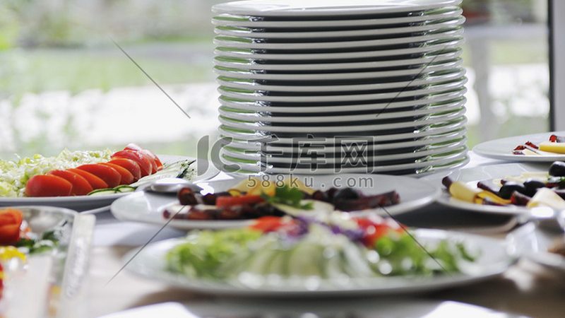 在开始安装膨化食品机械之前，首先要确保安装现场符合机械安装的要求。这包括：
